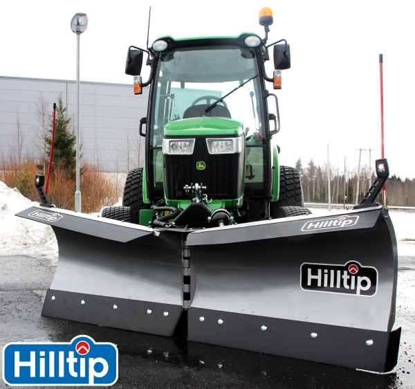 HILLTIP SnowStriker VTR Schneepflug in Grau an einem John Deere Klein-Traktor